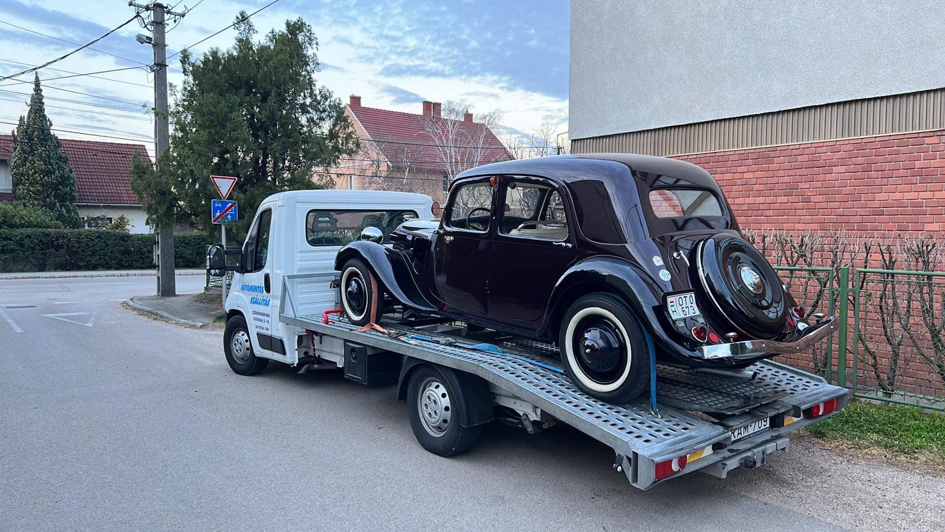 Veterán autó szállítása Auszmann teherautóval