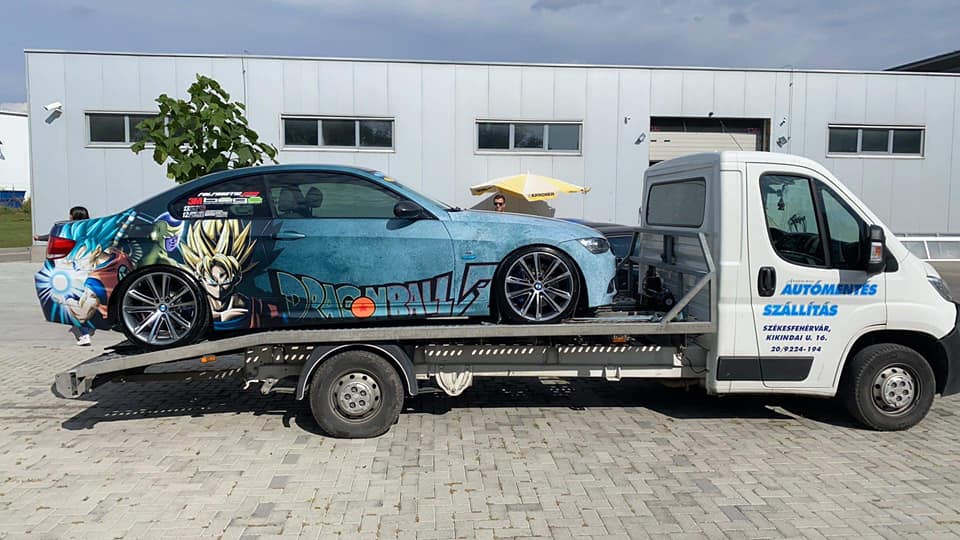 Dragon Ball mintás BMW versenyautó szállítása