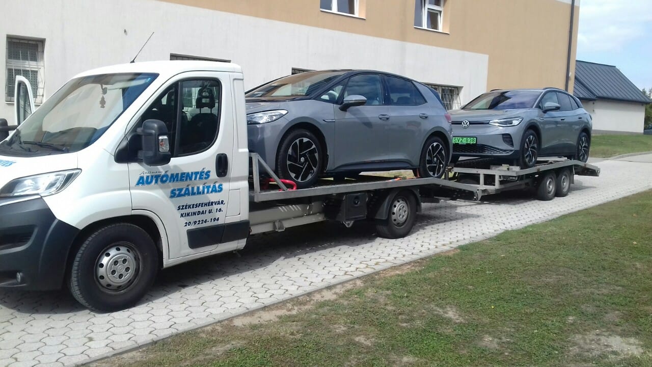 Két elektromos Volkswagen szállítása egyszerre