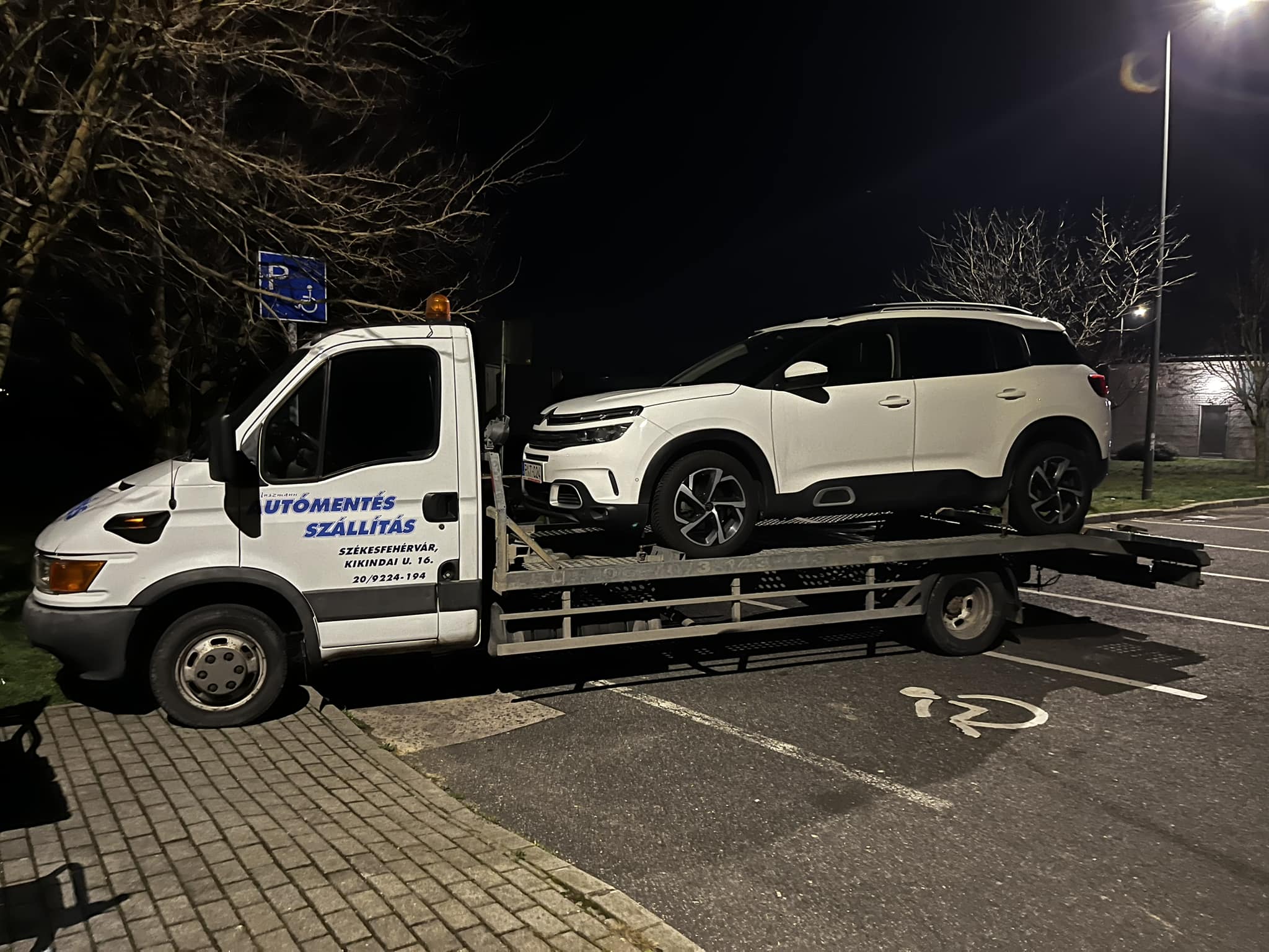 Fehér Citroen SUV szállítása éjszaka
