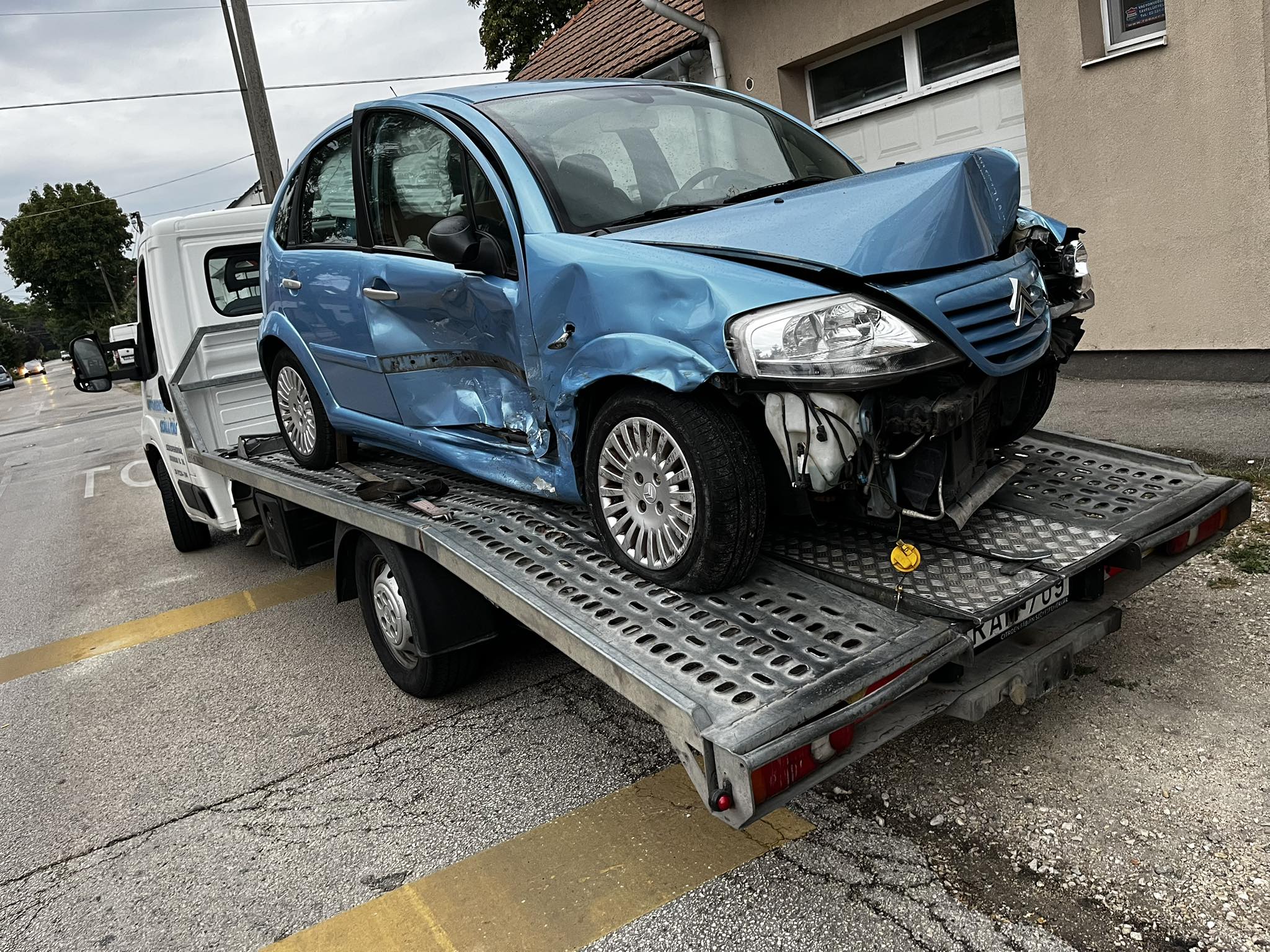 Sérült autó szállítása baleset után